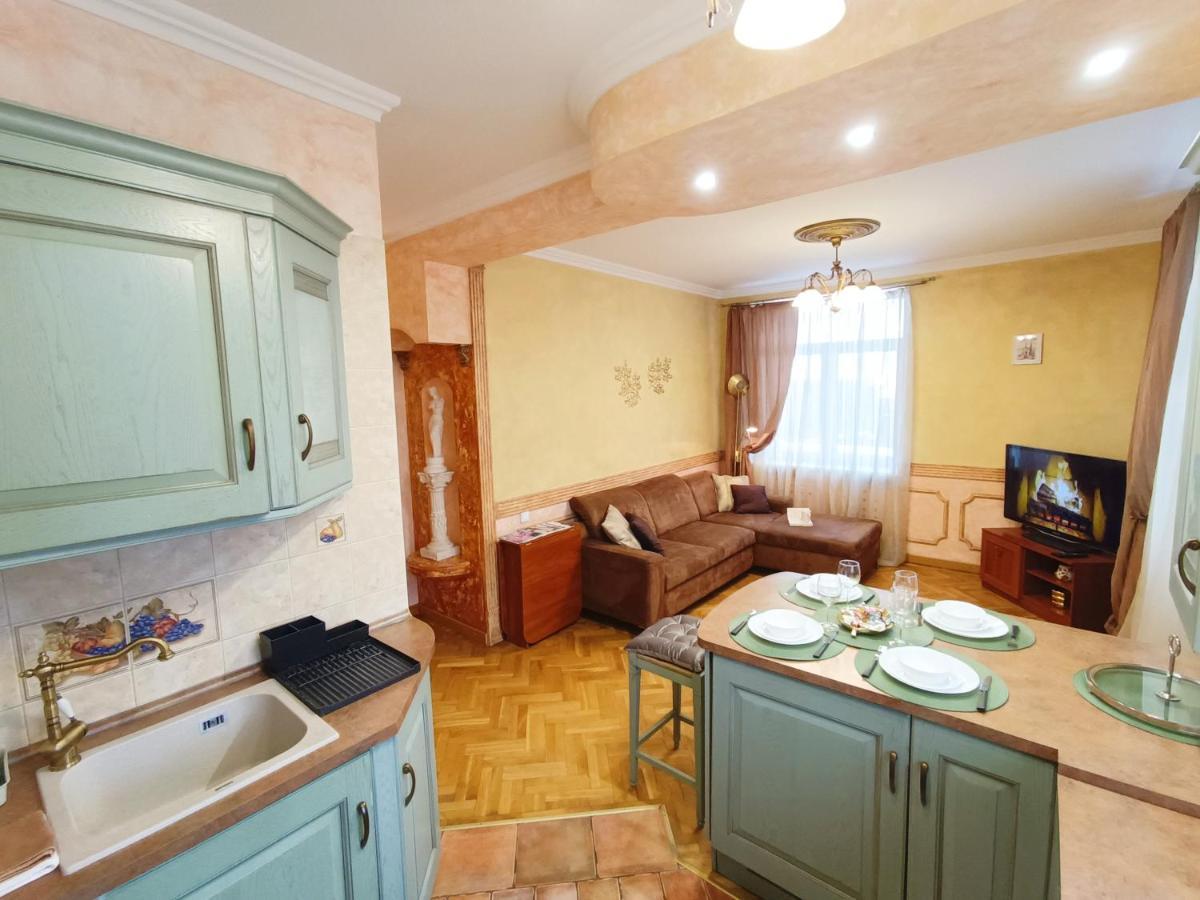 Old Town Retreat With Stunning Views 2 Bedroom Apartment Nearby The Church Of Saint Peter Riga Exterior foto